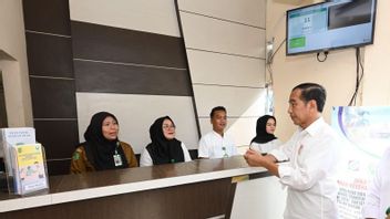 زار مستشفى سيبوهوان الإقليمي في شمال سومطرة ، تدخل جوكوي لإعطاء معدات طبية إضافية