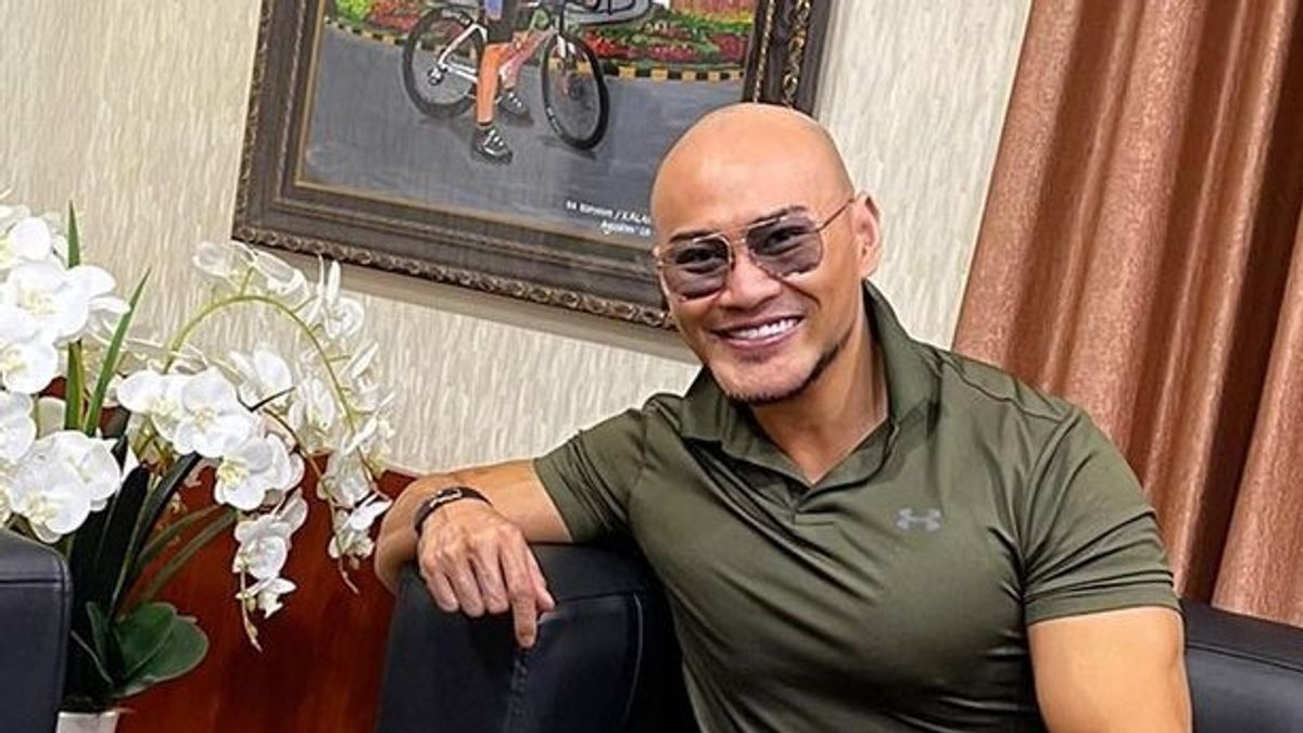 Dikomentari Warganet Saat sedang Salat, Deddy Corbuzier Geregetan