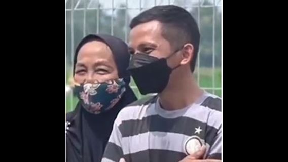 رئيس إنتر ميلان السابق يسقط في الملعب واعدا بمنح المزارعين الإندونيسيين توقيع لاعب نادي جيرسي بلس
