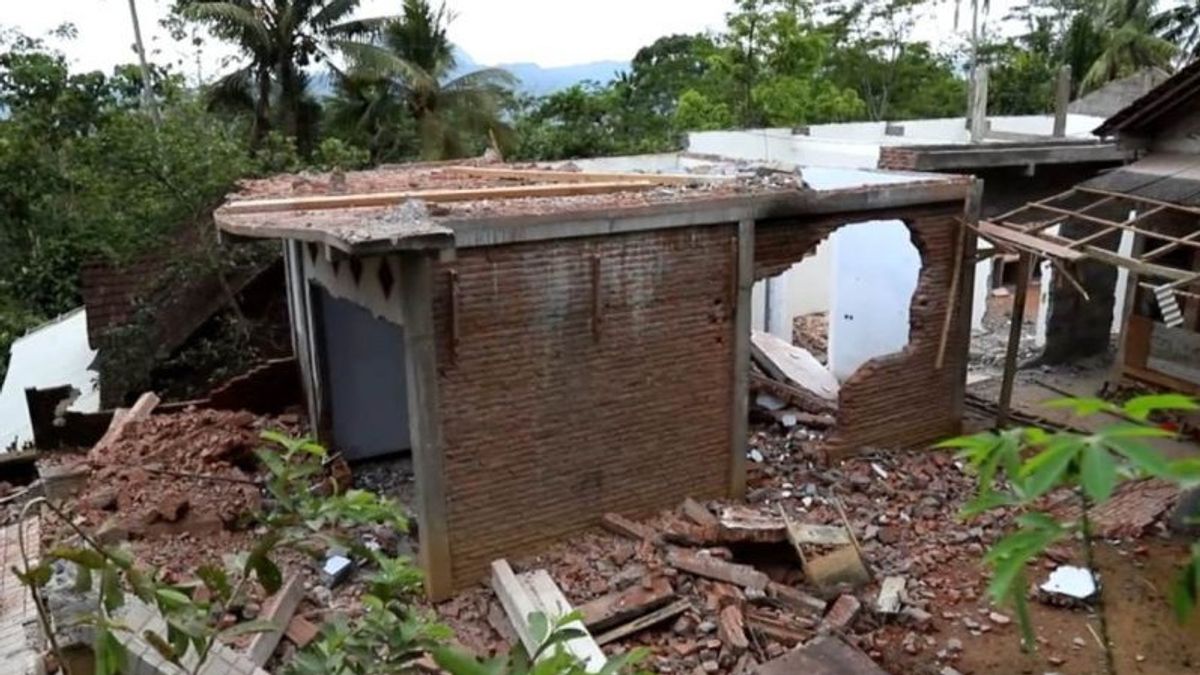 عشرات المنازل في تيماهان ترنغغاليك تضررت من تأثير الأراضي المتنقلة