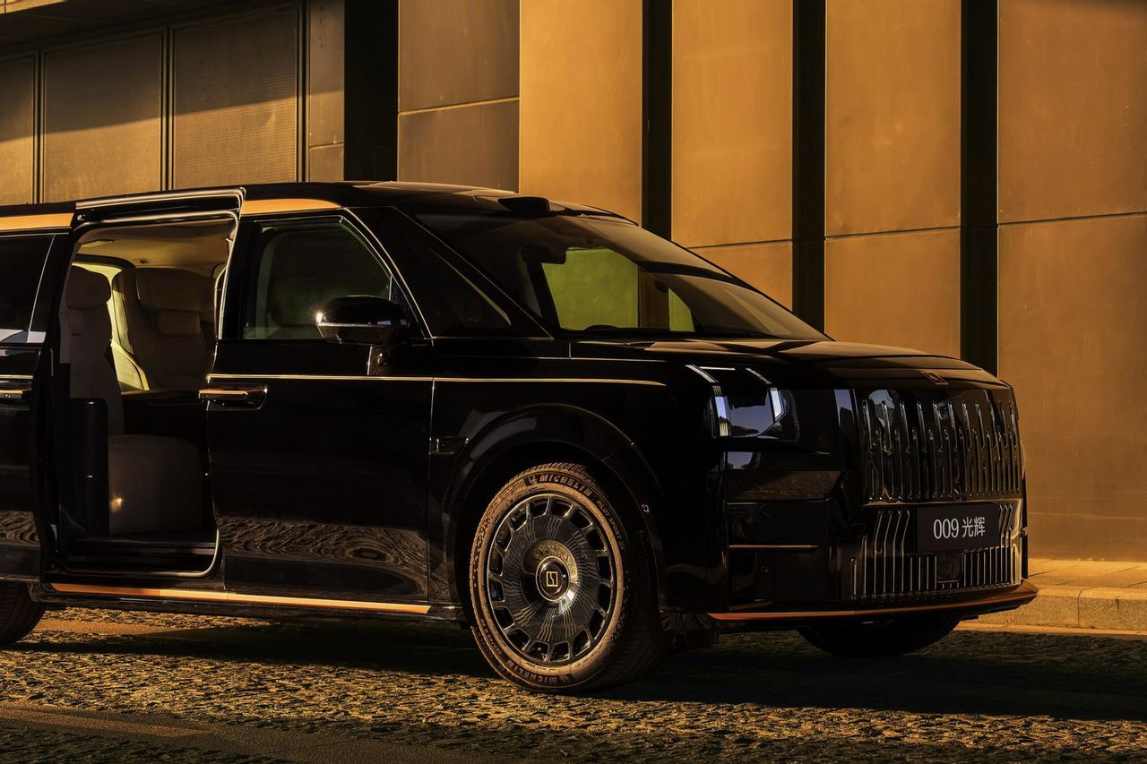 Zeekr 009 Grand Collector Edition, Luxury MPV In Gold 24 Karat Officially Launches