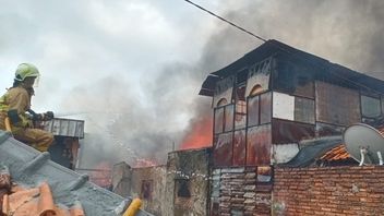 Kawasan Padat Penduduk di Kelurahan Senen Terbakar, Petugas Masih Berjibaku dengan Api