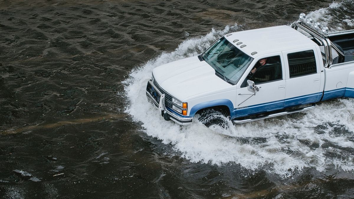 大雨导致洪水和交通中断，纽约市长宣布进入紧急状态