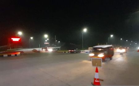 Personel Polres Sumedang Siaga Malam Hari Antisipasi Lonjakan Pemudik di Exit Tol