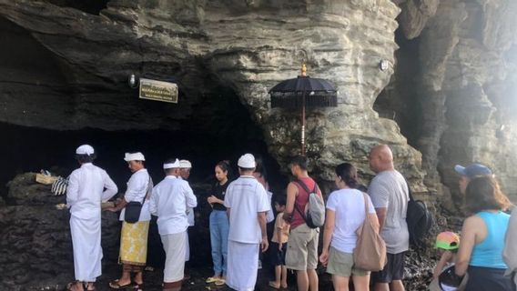 Wisatawan Tanah Lot Antre untuk Dapat Tirta Penglukatan