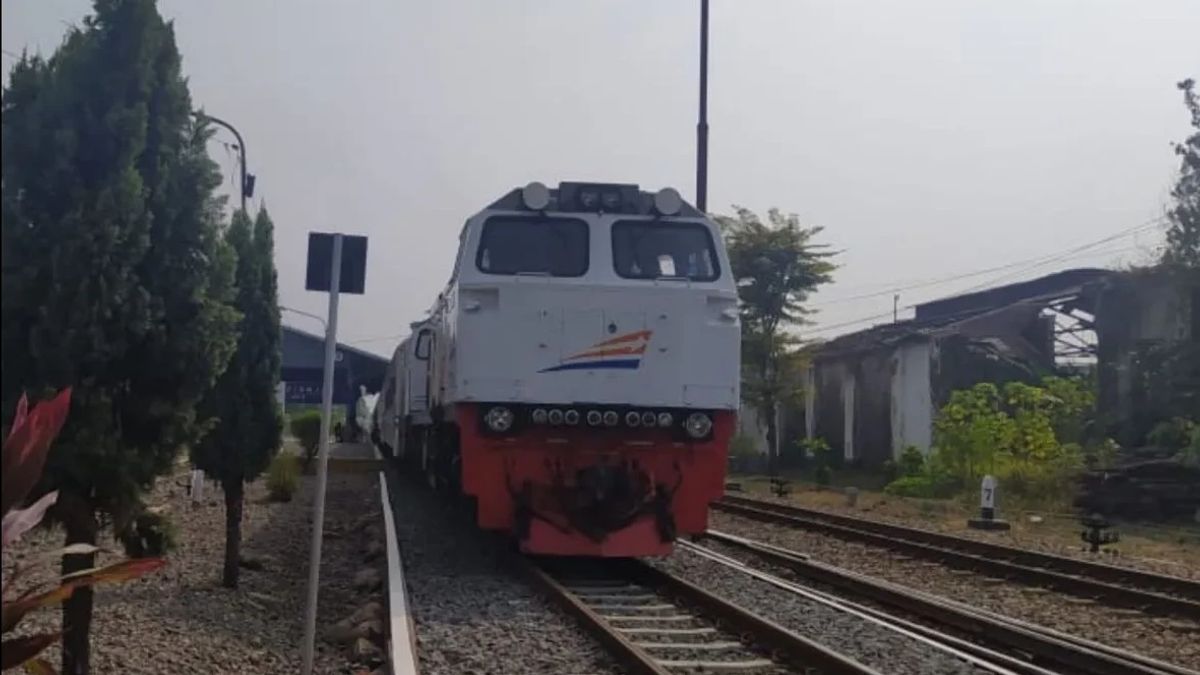 KA Turangga heurté une ligne de commutère à Bandung, la ligne de train tourée au nord