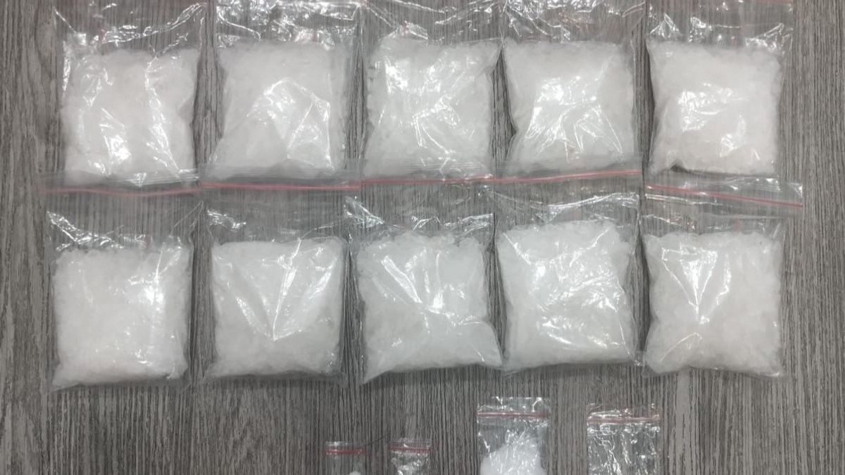 访问万隆监狱的游客大胆地将可卡因和迷幻剂藏在内衣和卫生巾中