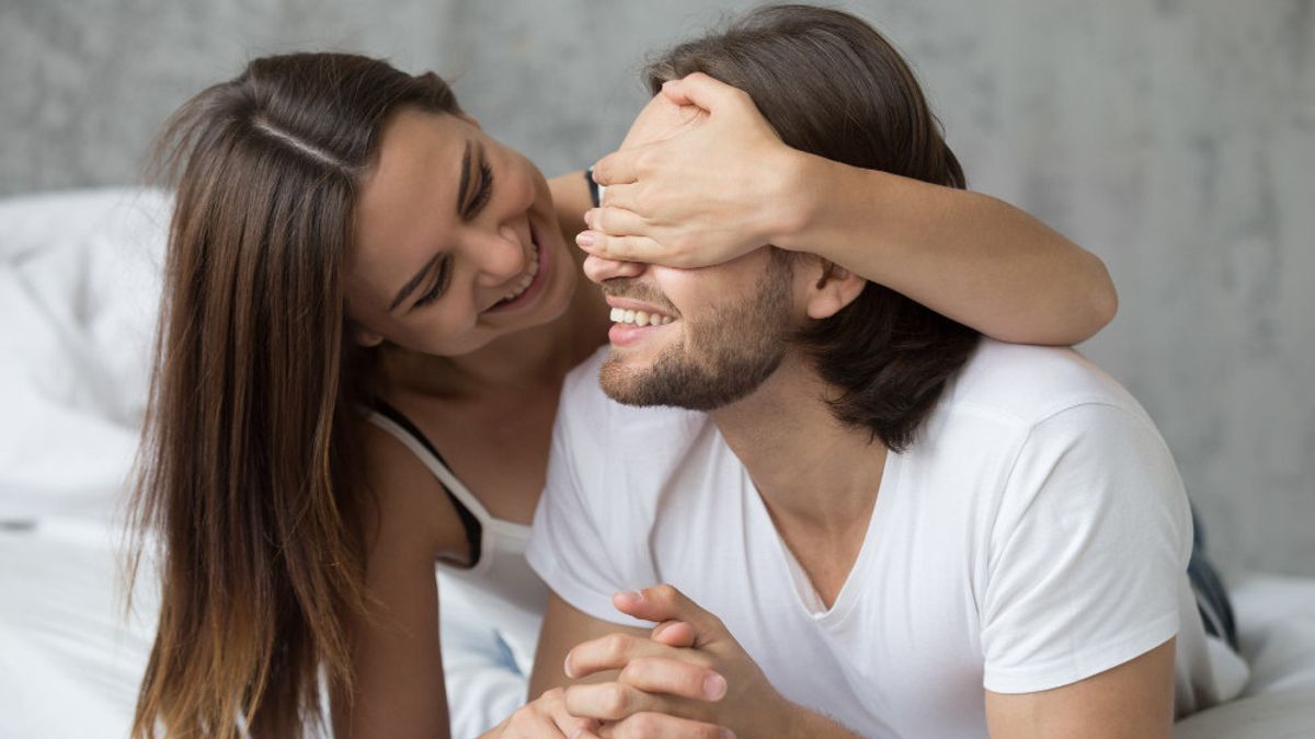 Mengapa Pasangan Menutup Mata saat Bercinta? Ini Dia Alasannya