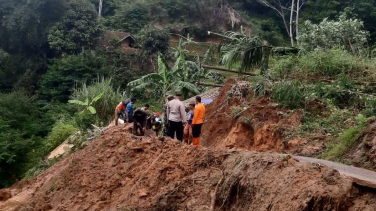 5 Residents' Houses In Garut Threatened With Landslides Emptyed By Officials