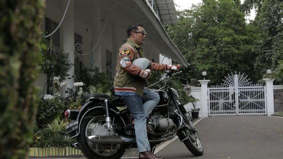 Ridwan Kamil Desain Celana Jeans dari Limbah Botol Plastik