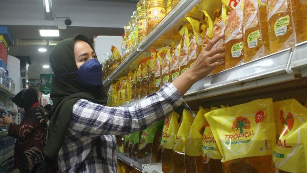 Gorontalo Governor Rusli Habibie Promises To Control The Distribution Of Cooking Oil To The Consumer Level