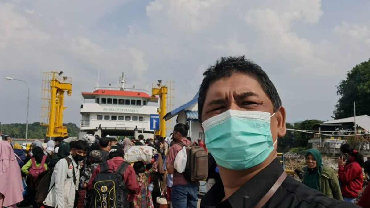 Roro Bintan-Batam Ship Membeludak的乘客，黎明前排队