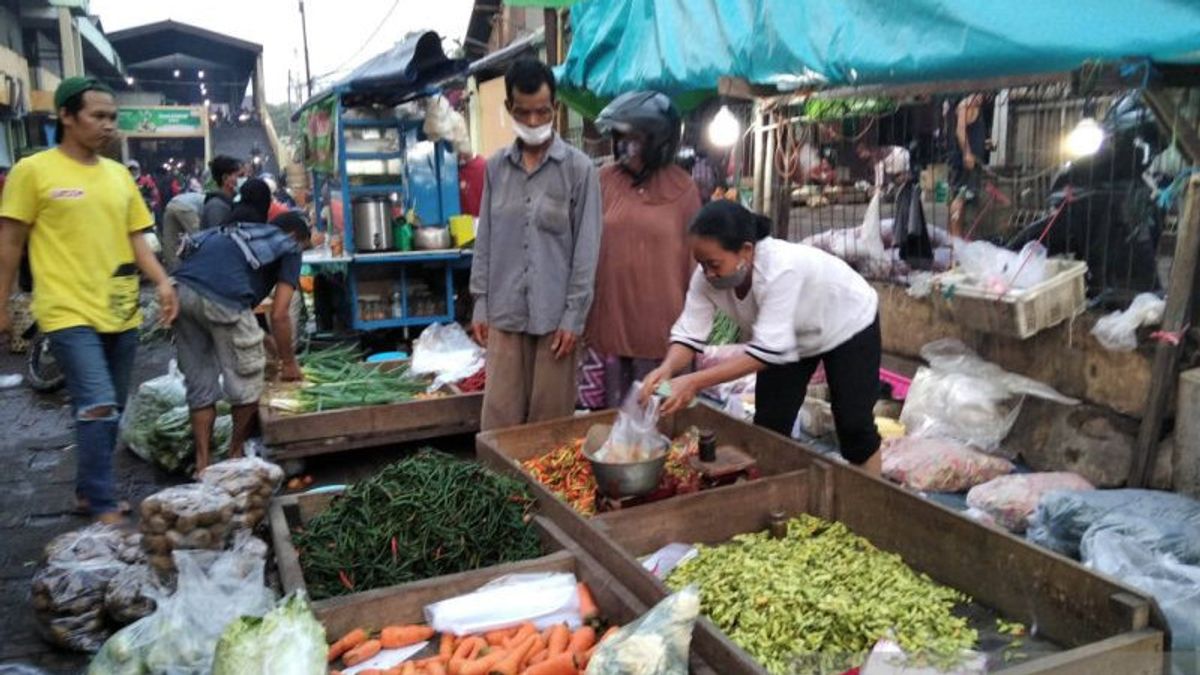 Making Night Selling, Vegetable Traders At The Kudus Biting Market Are Relocated To The Animal Market