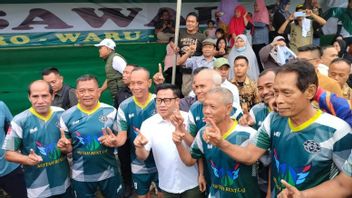 Perdana Campaign In Sidoarjo, Muhaimin Had Time To Play Football