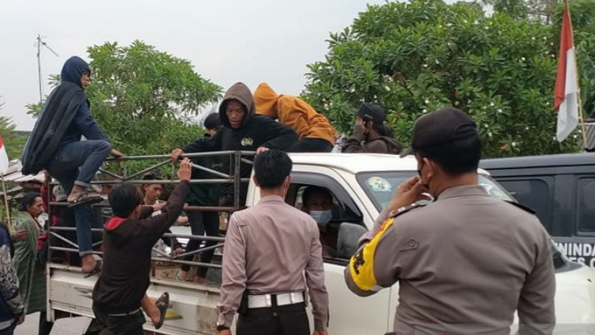 Belasan Bonek Dibubarkan Polisi di Stadion Wibawa Mukti Cikarang Bekasi