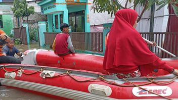 洪水に水没し、住民のタンセルメンコブロスがインフレータブルボートに乗る投票所に行くのは困難