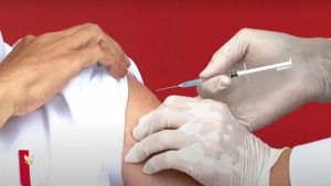 Dokter Penyuntik Vaksin ke Jokowi Gemetaran Tangannya, Ini Jawabannya