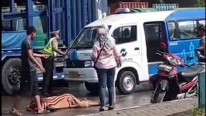 Jalan Licin, Pemotor Wanita Tewas Usai Jatuh Menabrak Truk di Cilincing