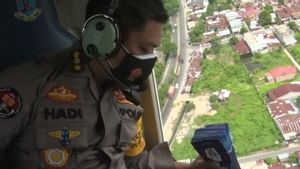 Polda Sumut Sebar Ribuan Brosur PPKM Darurat Lewat Helikopter