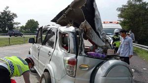Minibus Tabrak Pembatas Jalan di Tol Cipali, 1 Wanita Tewas dan 5 Luka-luka 