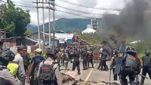 Polisi Buka Paksa Blokade Jalan Trans Papua Barat di Manokwari