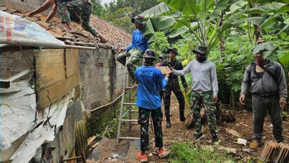 Prajurit Yonif TP 843 Bedah Rumah Tidak Layak Huni Milik Warga di Kelurahan Jatirangga Bekasi