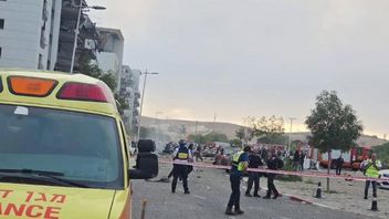イランのミサイルがイスラエルの技術公園に命中し、損傷した建物や車が燃え尽きました