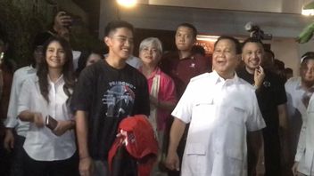 Wearing Prabowo's Picture T-shirt, Kaesang Claims To Be 