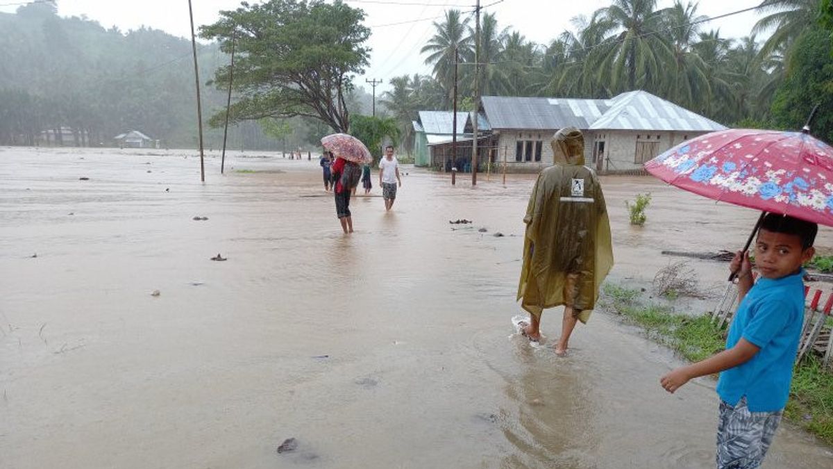 洪水浸泡在北戈隆塔洛的一些村庄