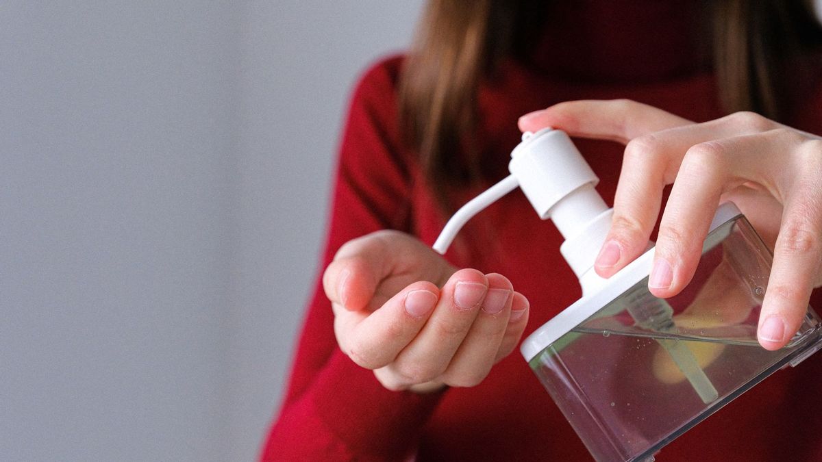 Tips Mengatasi Kulit Kering karena Sering Cuci Tangan dan Pakai <i>Hand Sanitizer</i>