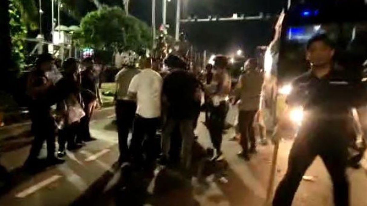 La manifestation devant le bâtiment de la Chambre des représentants Ricuh, une femme piétonnière, un provocateur a été emmené au poste de police de Metro Jaya