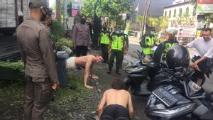 Banyak Bule di Bali Bandel Tak Pakai Masker Sepelekan COVID-19, Hukumannya <i>Push up</i>
