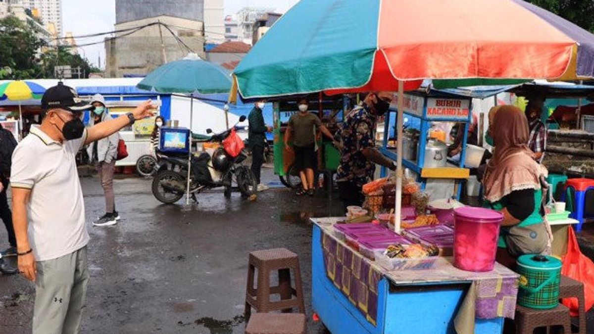 Petugas Gabungan Tertibkan PKL yang Jualan di Kawasan Kota Tua