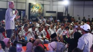 Penuh Makna, Ganjar Ungkap Baju Garis Hitam-Putih yang Dikenakannya Didesain Jokowi 
