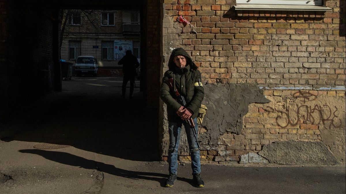 Perang Rusia-Ukraina Belum Juga Damai, Warga Sipil Diizinkan Pakai Senjata Api
