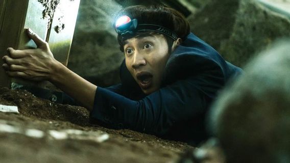 Review Film <i>Sinkhole</i> Film Bencana yang Menghangatkan Hati Keluarga