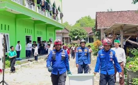 Damkar Trenggalek Amankan Ular Piton Masuk Ponpes Darissulaimaniyah