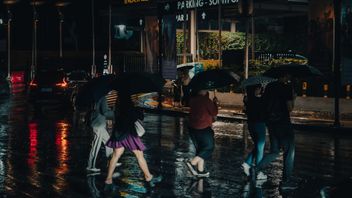 Jakarta pluie abondante, un certain nombre de routes à Transjakarta plus tard tard et déviées