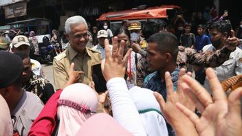 以下是Emak-emak，学生们，欢迎Jokowi和Ganjar Pranowo的反应