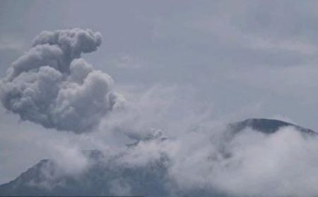 Erupsi Gunung Ibu Halmahera Barat, Keluarkan Abu Vulkanik Setinggi 700 Meter