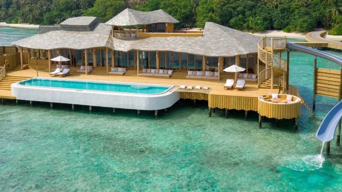 Feel The Sensation Of Staying In The Largest Villa On The Water In The Maldives Style