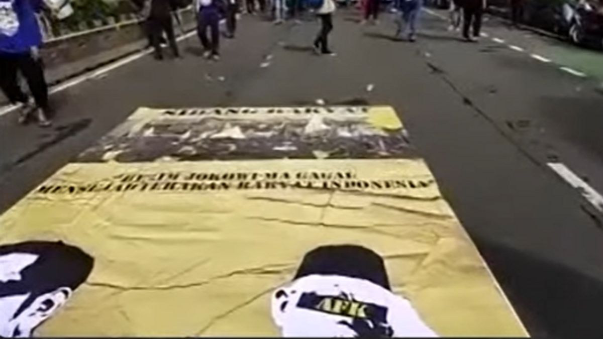 وهم يصرخون أمام مبنى الحزب الديمقراطي الإندونيسي، يحملون لافتات "نظام جوكوي يفشل في ازدهار شعب إندونيسيا"