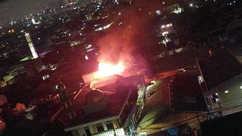 チピナン刑務所の背後の住民の家が燃え、火災と戦うために配備された45人の人員