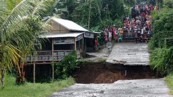 Continued To Be Hit By The Flood Of The Dam, The Bridge In East Lombok Longsor