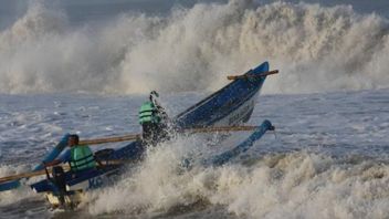 注意西爪哇省加鲁特南海岸潮汐的威胁