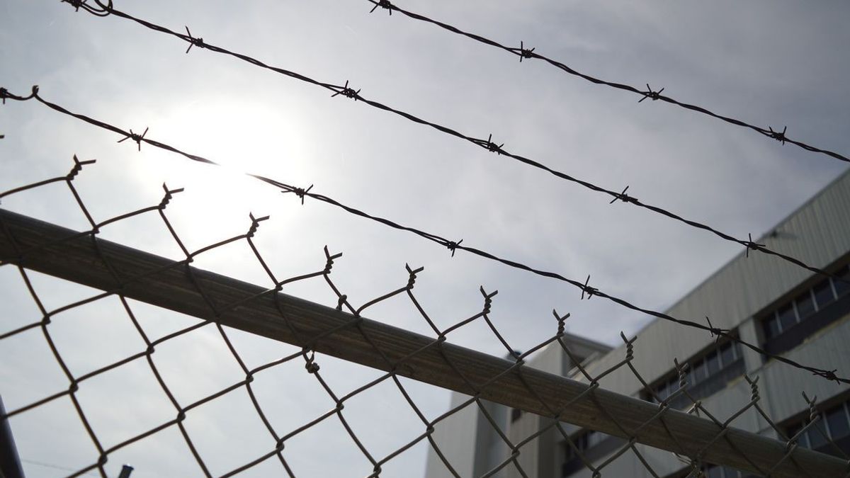 4 名囚犯在卡尔塞尔越狱， 跳跃后有些跛行