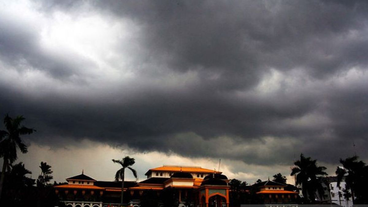 Prediksi Cuaca di Sumut, BMKG Imbau Terjadi Hujan Disertai Angin Kencang dan Petir