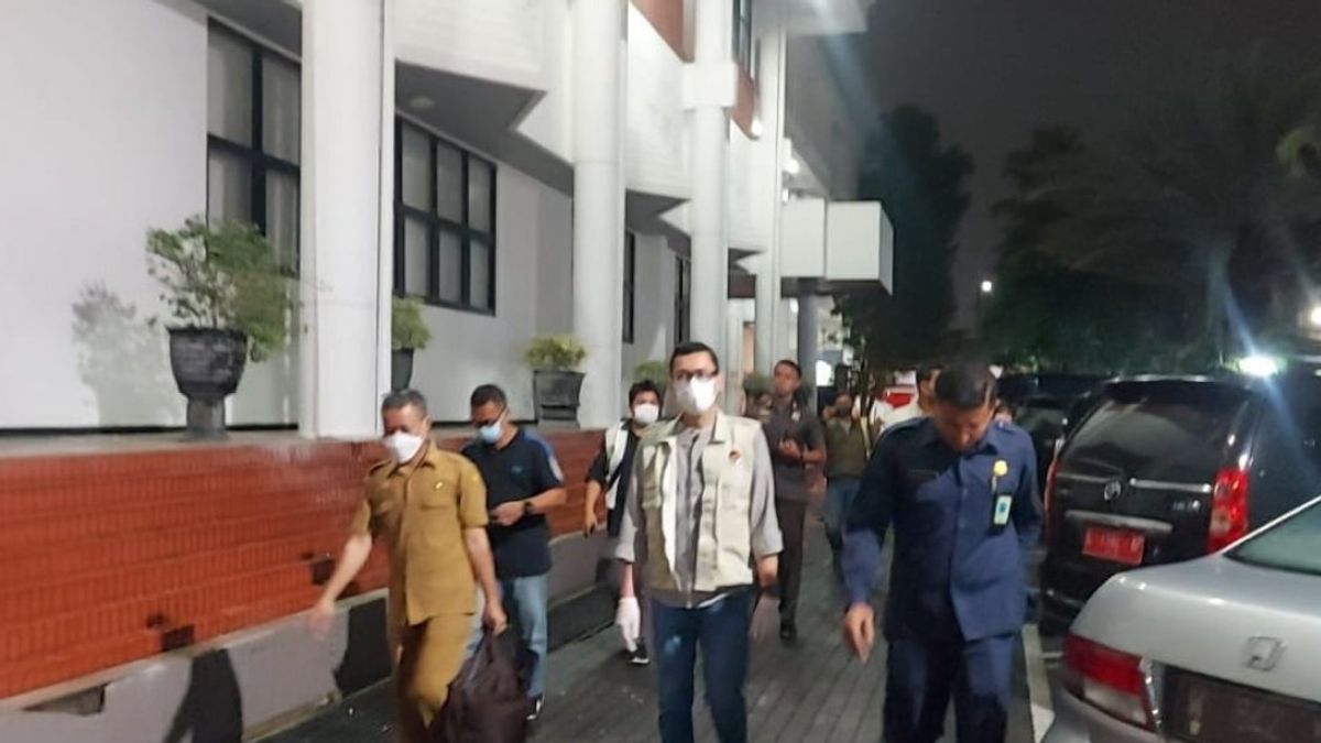 KPK Bring ASN With The Initials A After Entering The East Java DPRD Building