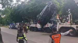 Toyota Calya Mendadak Hilang Kendali Hingga Tercebur Kali di Cengkareng