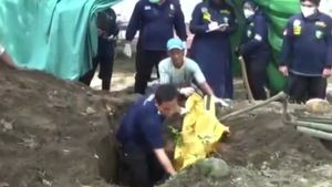 Curiga Meninggal Tak Wajar, Makam Pensiunan Polisi di Jombang Dibongkar